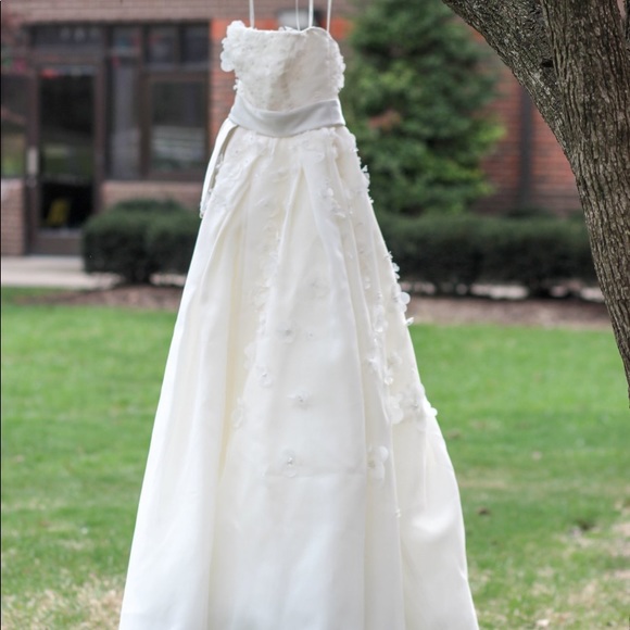 Vera Wang Dresses & Skirts - Vera wang wedding gown